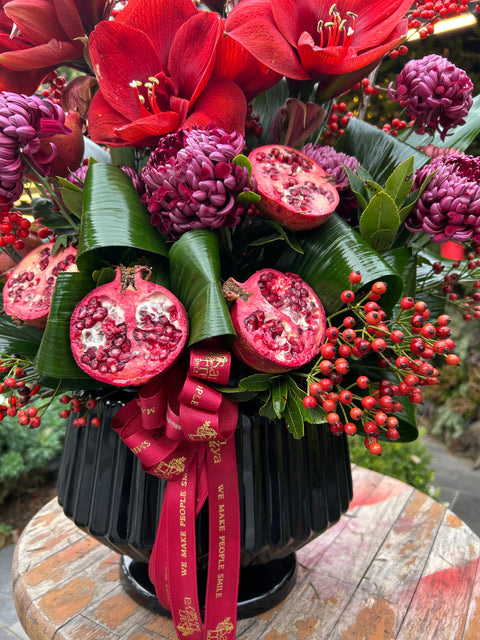 Imperial Ruby – Nar Detaylı Amaryllis Aranjmanı