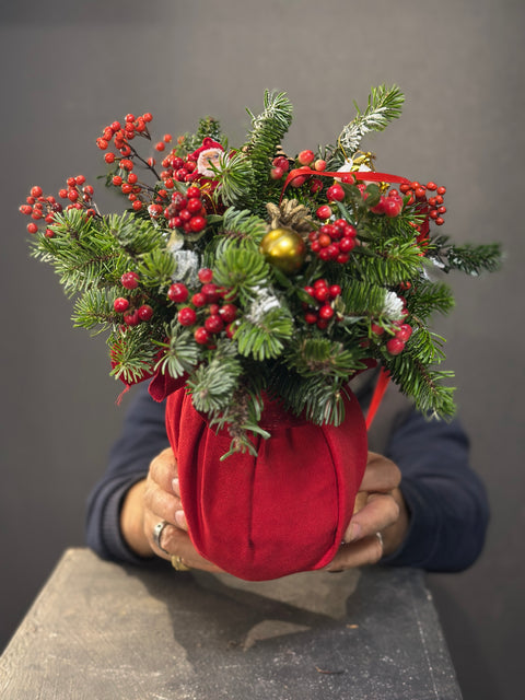 Santa’s Velvet Pouch – Yeni Yıl Ruhunu Taşıyan Kadife Noel Torbası