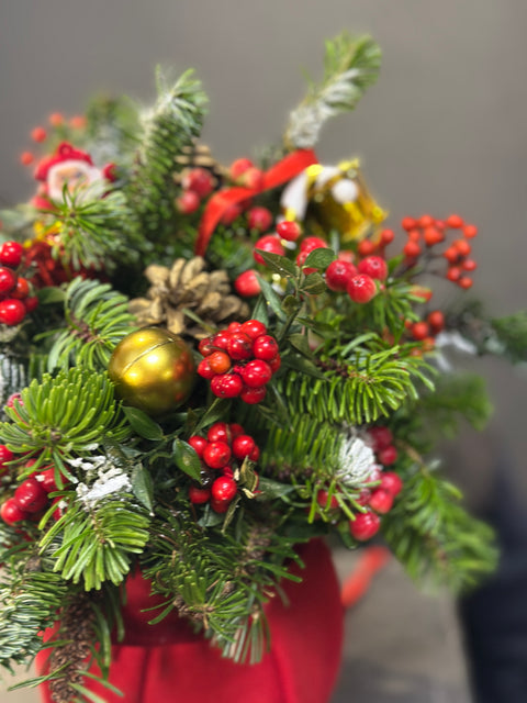 Santa’s Velvet Pouch – Yeni Yıl Ruhunu Taşıyan Kadife Noel Torbası