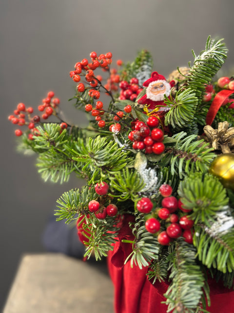 Santa’s Velvet Pouch – Yeni Yıl Ruhunu Taşıyan Kadife Noel Torbası