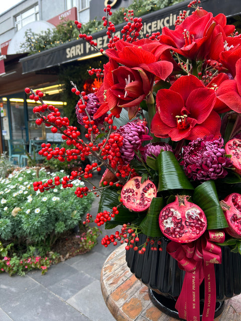 Imperial Ruby – Nar Detaylı Amaryllis Aranjmanı