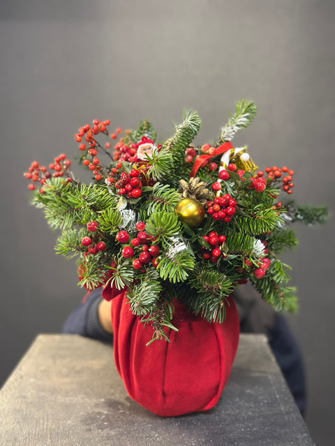 Santa’s Velvet Pouch – Yeni Yıl Ruhunu Taşıyan Kadife Noel Torbası