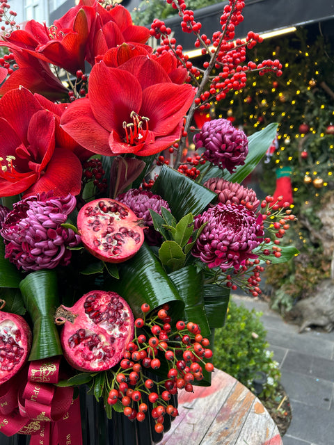 Imperial Ruby – Nar Detaylı Amaryllis Aranjmanı