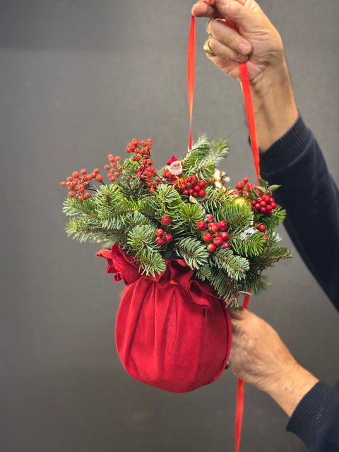 Santa’s Velvet Pouch – Yeni Yıl Ruhunu Taşıyan Kadife Noel Torbası