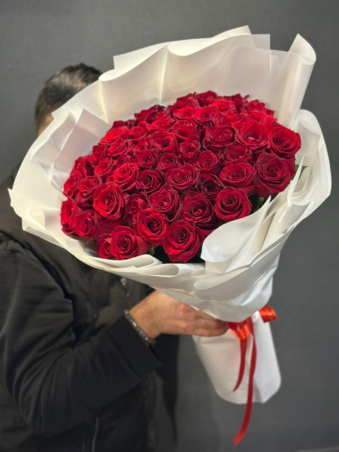 51 Kırmızı Gül Buketi – Zamansız Aşkın En Saf Hali
