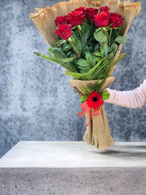 10 Natural Bouquet with Equatorial Roses